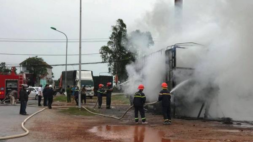 Xe tải chở hàng chục chiếc xe máy bất ngờ cháy rụi